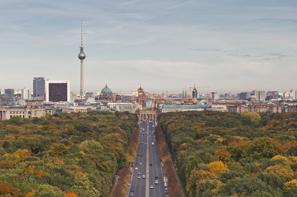 Monument : On voit la Tour de télévision de la Fernsehturm où que l'on soit à Berlin. Ici depuis la Siegessäule (« colonne de la victoire ») dans le parc du Tiergarten avec la Porte de Brandebourg en face. Photo de A.Savin