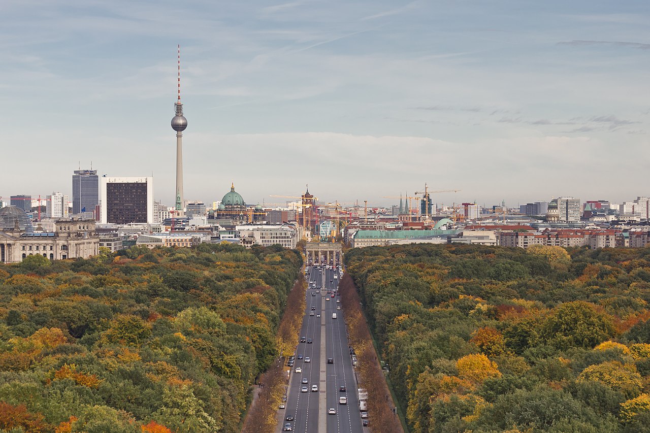 Lire la suite à propos de l’article Fernsehturm, tour de TV de Berlin : Communisme et croix de lumière [Mitte]
