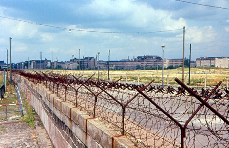 Histoire : Mur de Berlin en 1963, photo de Roger Wollstadt.