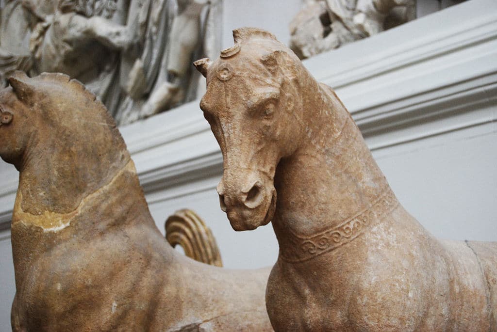 Détails de l'Autel de Zeus à Pergame dans le Pergamon museum - Photo de Mary G90