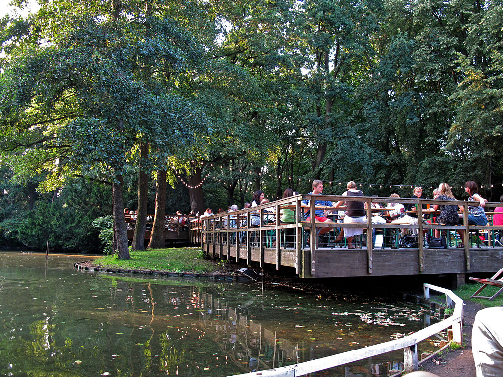 Cafe am Neuen See dans le parc de Tiergarten à Berlin.