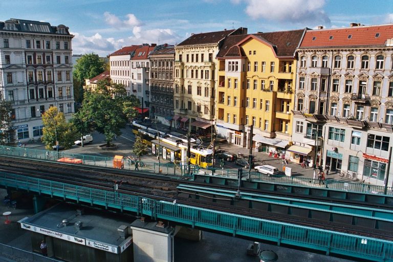 métro aérien à Kastanienallee dans le quartier de Prenzlauer Berg à Berlin - Photo d'Abaris