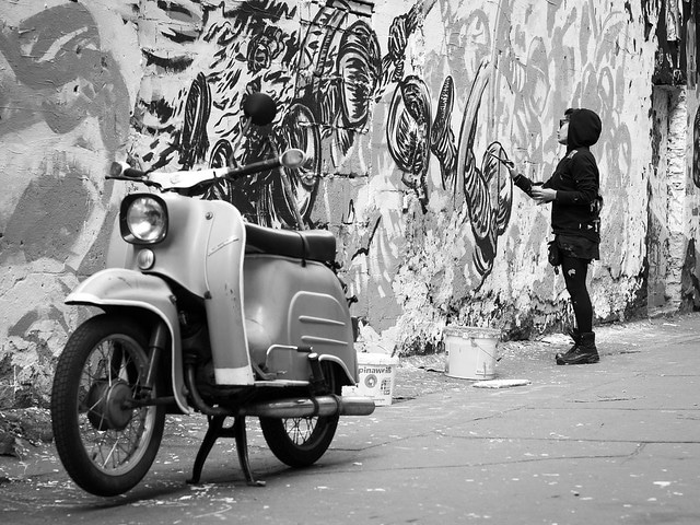 Street artiste à Berlin dans le quartier de Schöneberg.