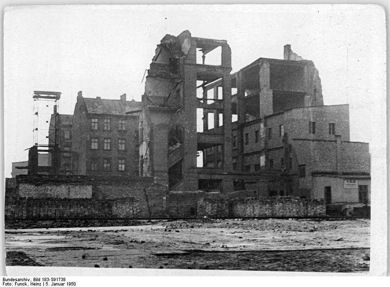 Berlin, Stalinallee, Ruine