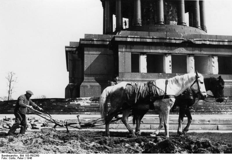 Berlin, Siegessäule, Pflügen der Grünfäche