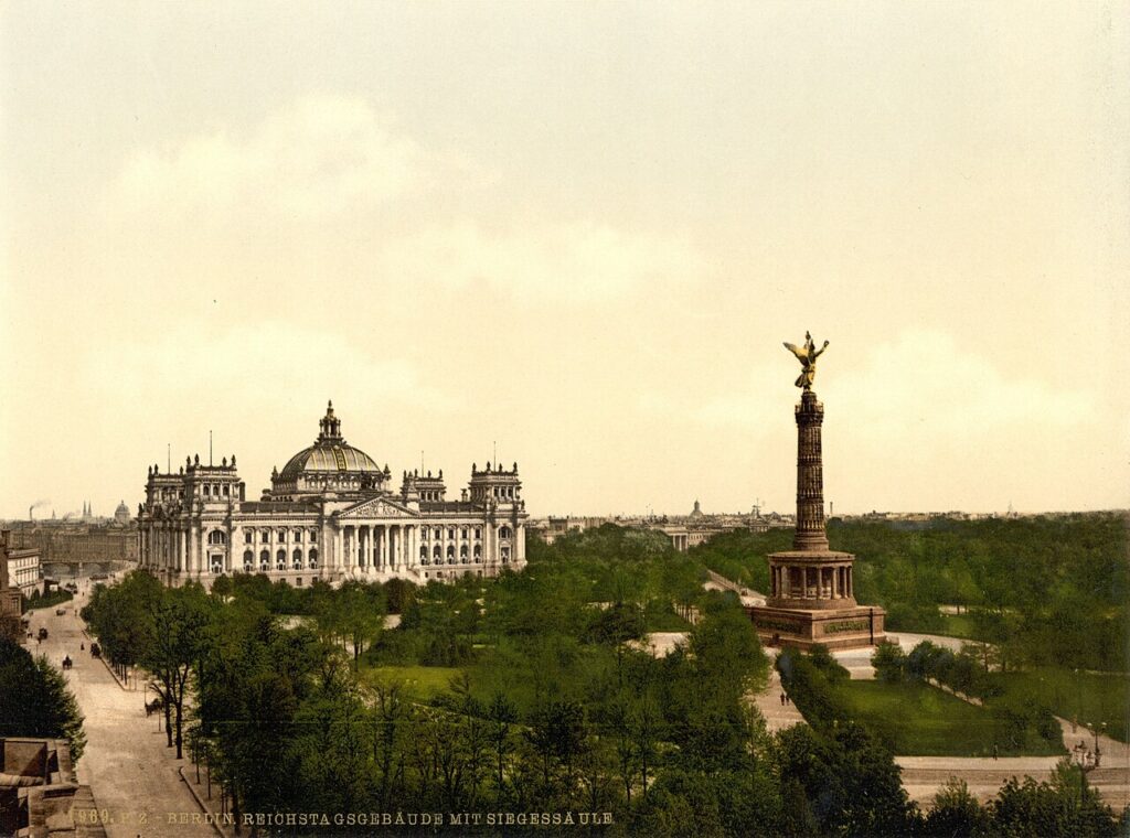 Colonne de la victoire en face du Parlement Reichstag à Berlin vers 1900. La colonne sera ensuite déplacée.