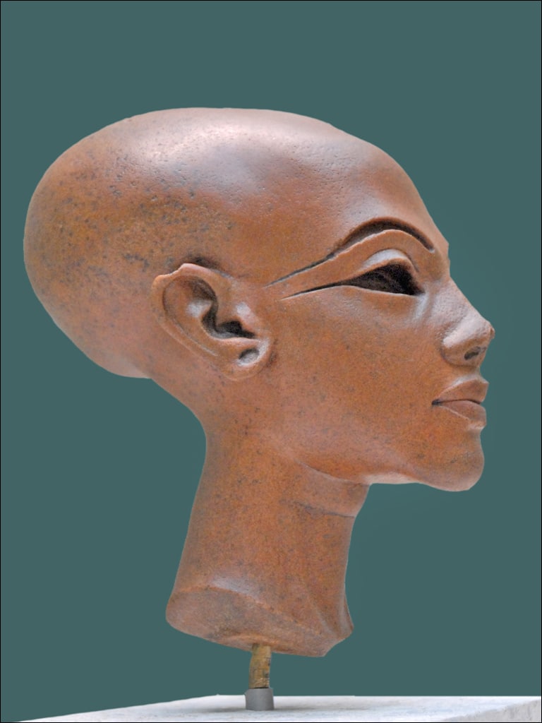 Tête d’une statue de Princesse égyptienne au Neues Museum, toujours l’île aux musées de Berlin – Photo de Jean-Pierre Dalbéra.