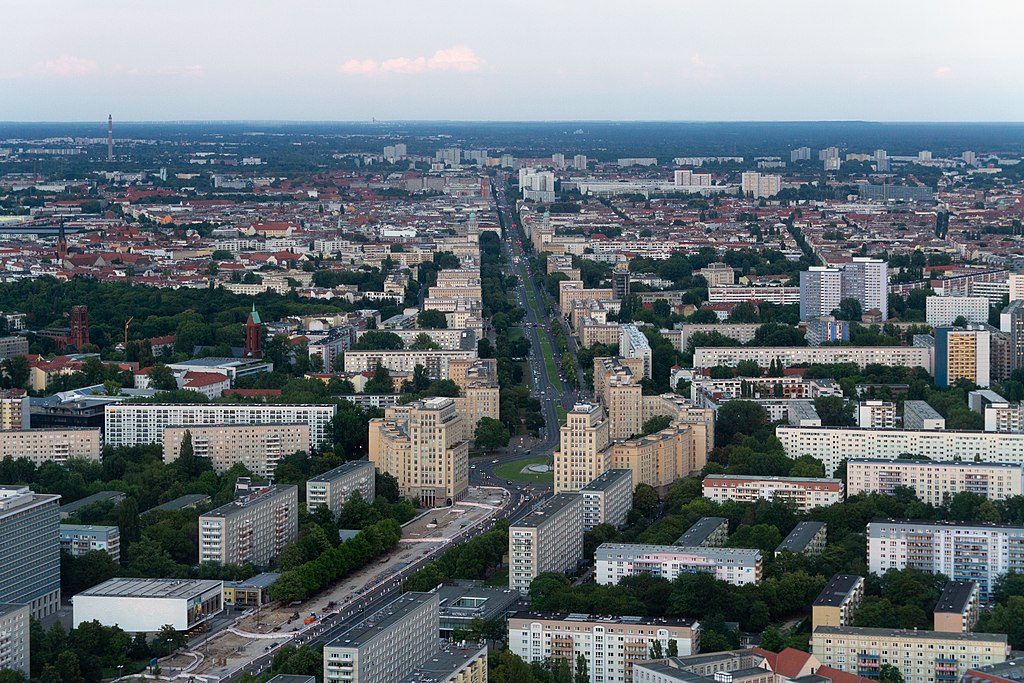 Vue sur la Karl Marx Allee à Berlin depuis la Tour de télévision - Photo de Maksym Kozlenko / Licence CC-BY-SA-4.0