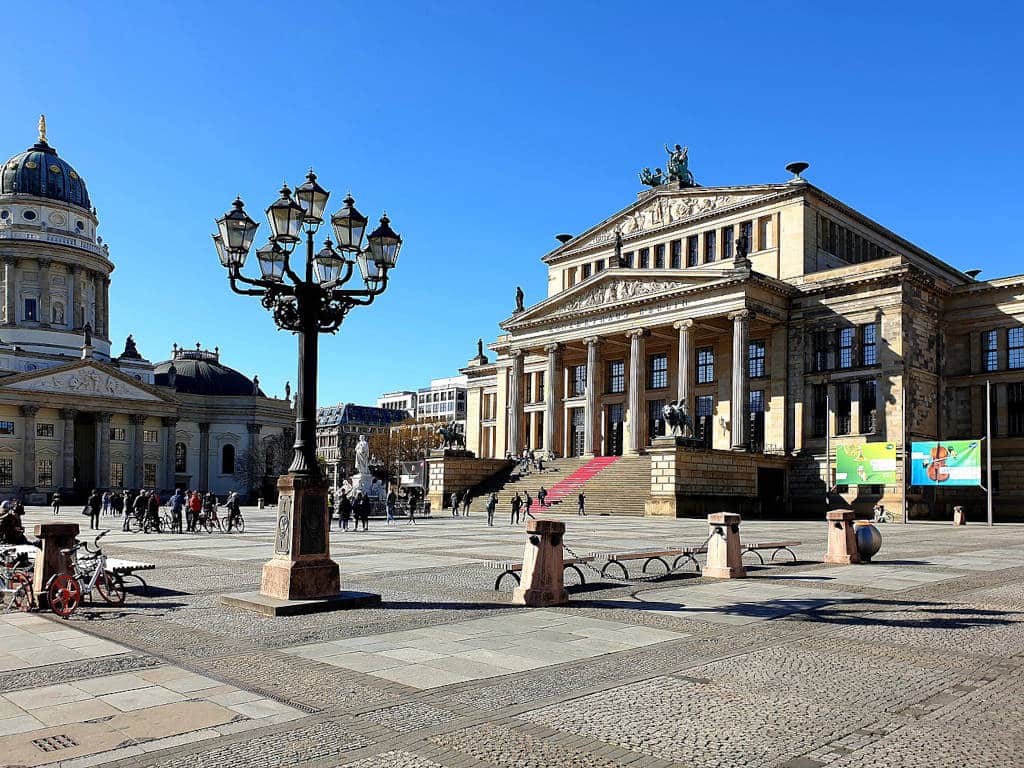 Salle de concert sur la place Gendarmenmarkt dans le quartier de Mitte à Berlin. Photo d'Anagoria - Licence ccby 3.0.