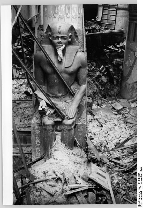 La même salle du Neues Museum en ruine après 1945.