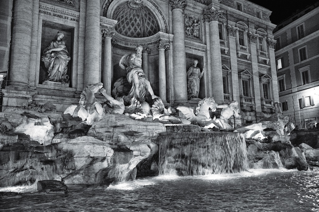 Fontaine de Trévi à Rome la nuit en noir et blanc.