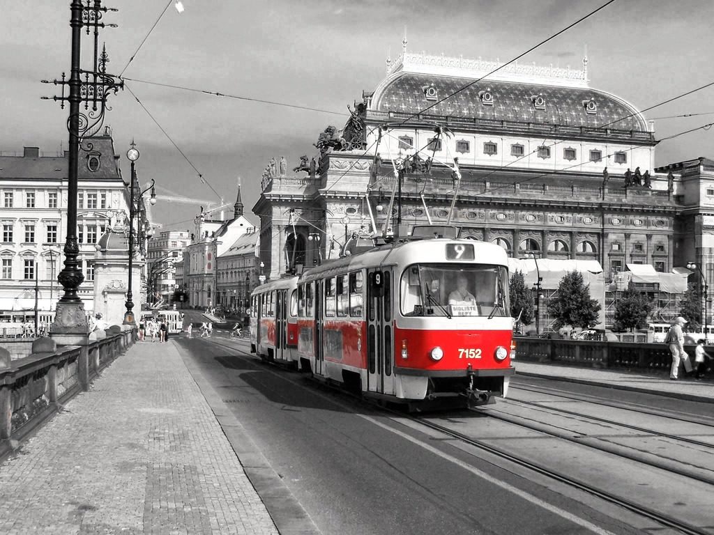 Transport en commun : Tramway à Prague devant l'Opéra.