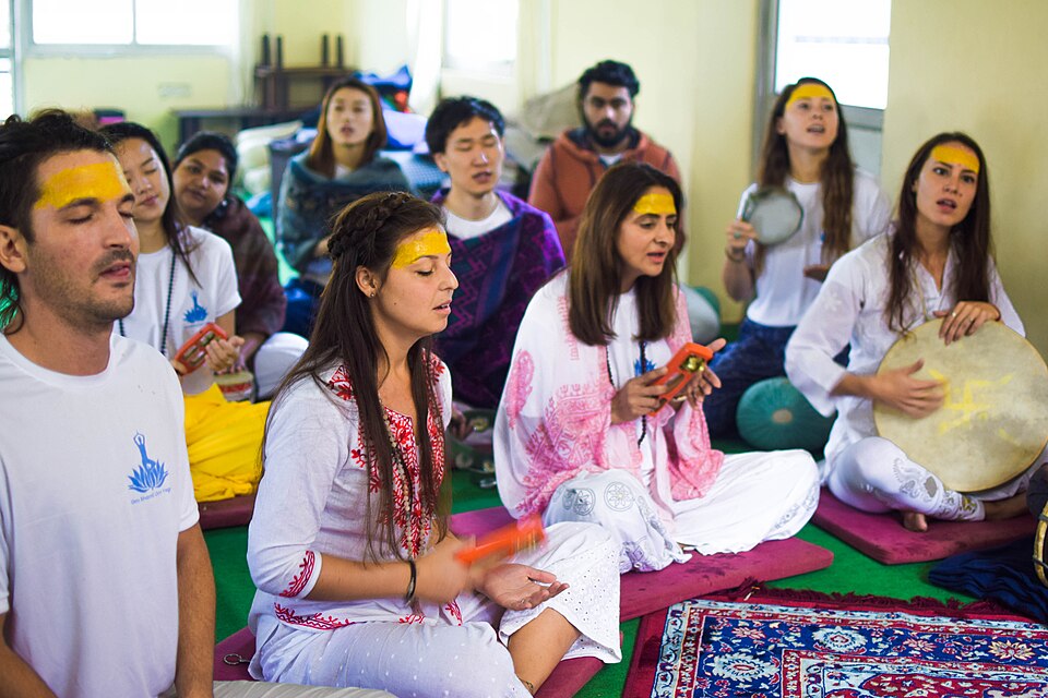Cours de yoga à Rishikesh en Inde - Photo de Omshantiomyogaashram - Licence ccbysa 4.0