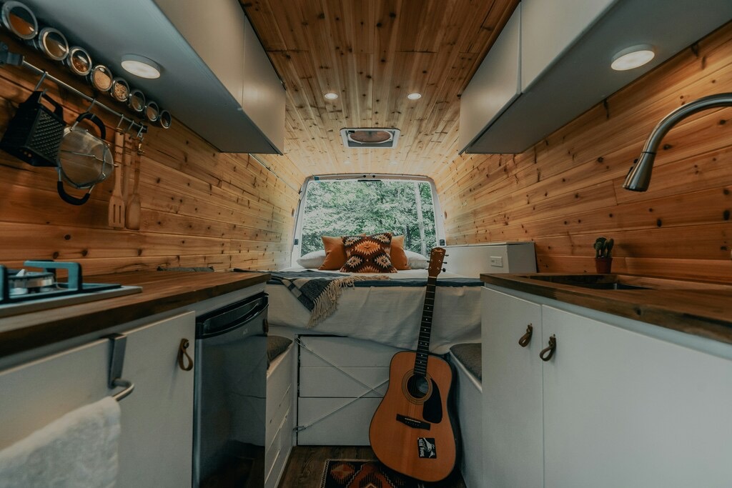Intérieur de van aménagé - Photo de Clay Banks - Licence Unsplash