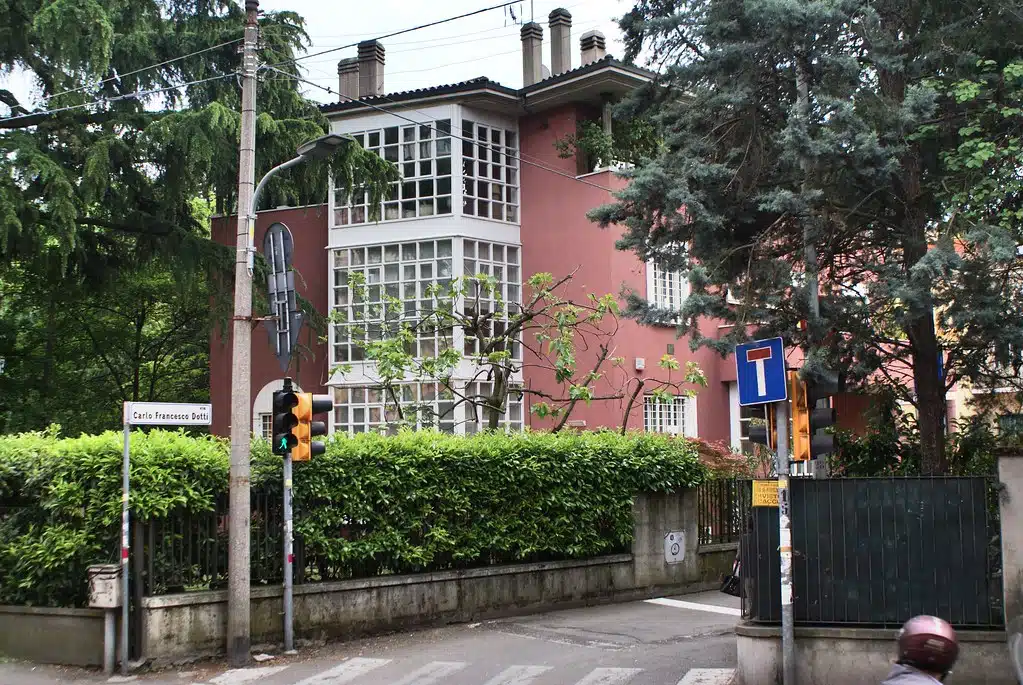 Belles villas et maisons d’architectes sur la route vers le Sanctuaire San Luca à Bologne.