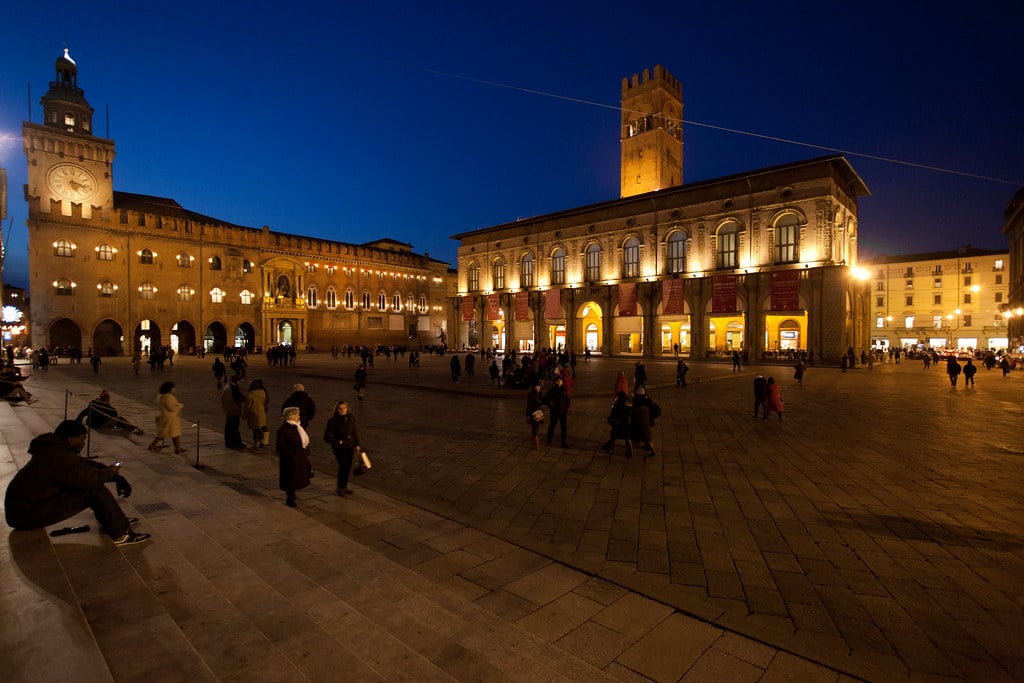 Piazza Maggiore à Bologne à la tombée de la nuit - Photo de Federico.