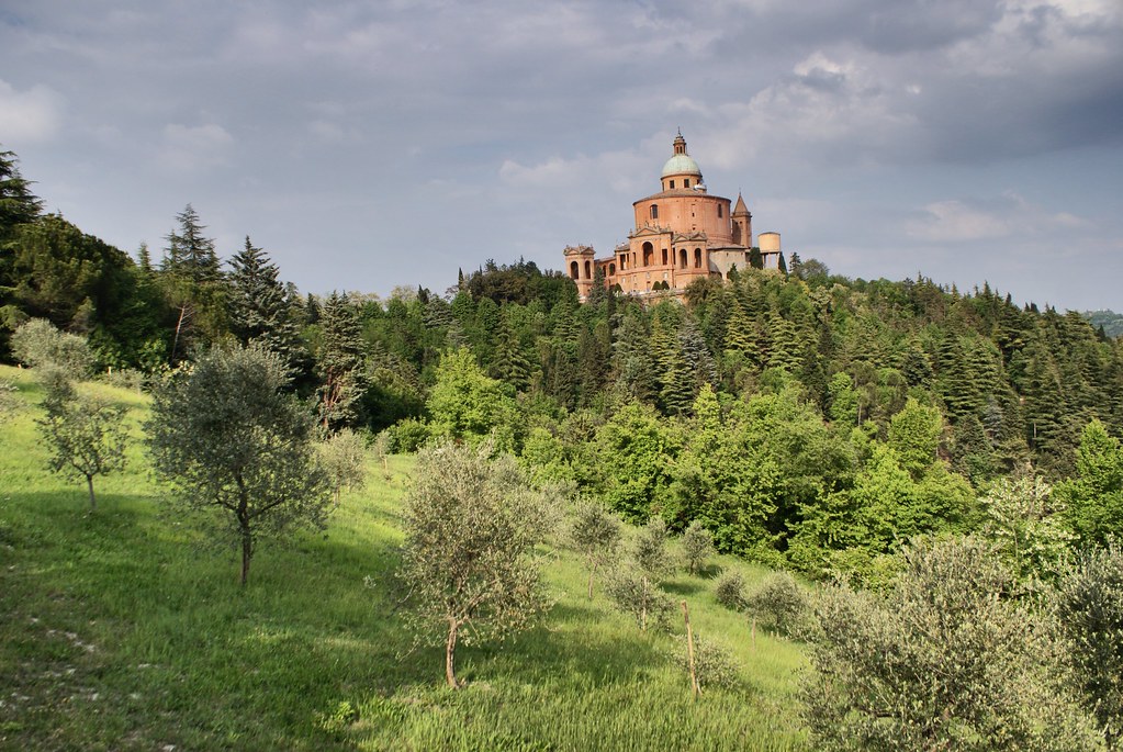 Monument : Vue sur le sanctuaire San Luca à Bologne au printemps.