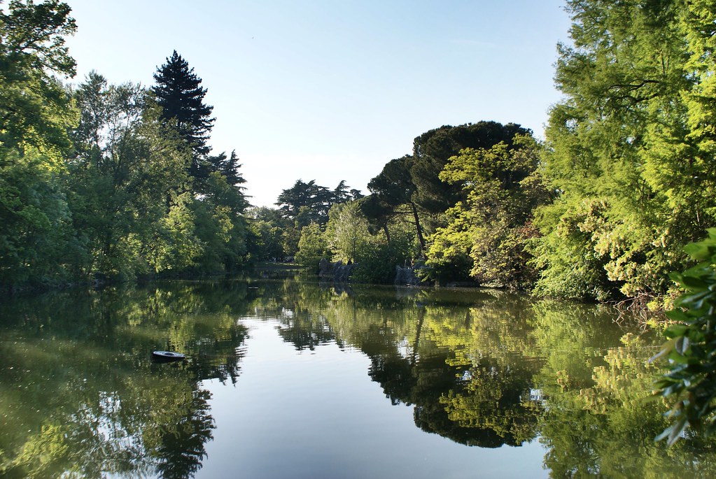 Lac miroir dans le jardin Margherita à Bologne.