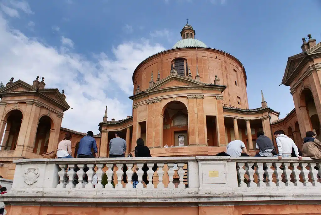 Vue sur le sanctuaire San Luca de Bologne.
