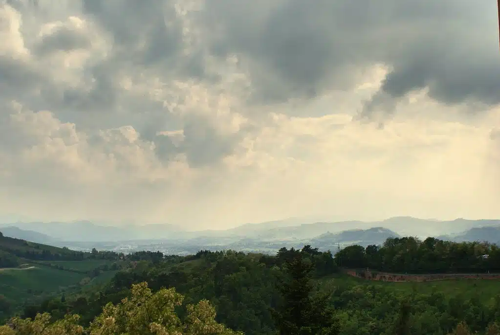 Vue sur les collines au sud de Bologne depuis le sanctuaire de San Luca.