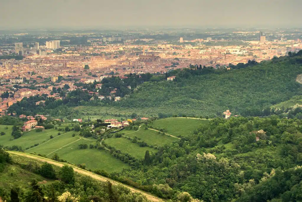 Vue sur la Vieille Ville de Bologne depuis le sanctuaire San Luca.