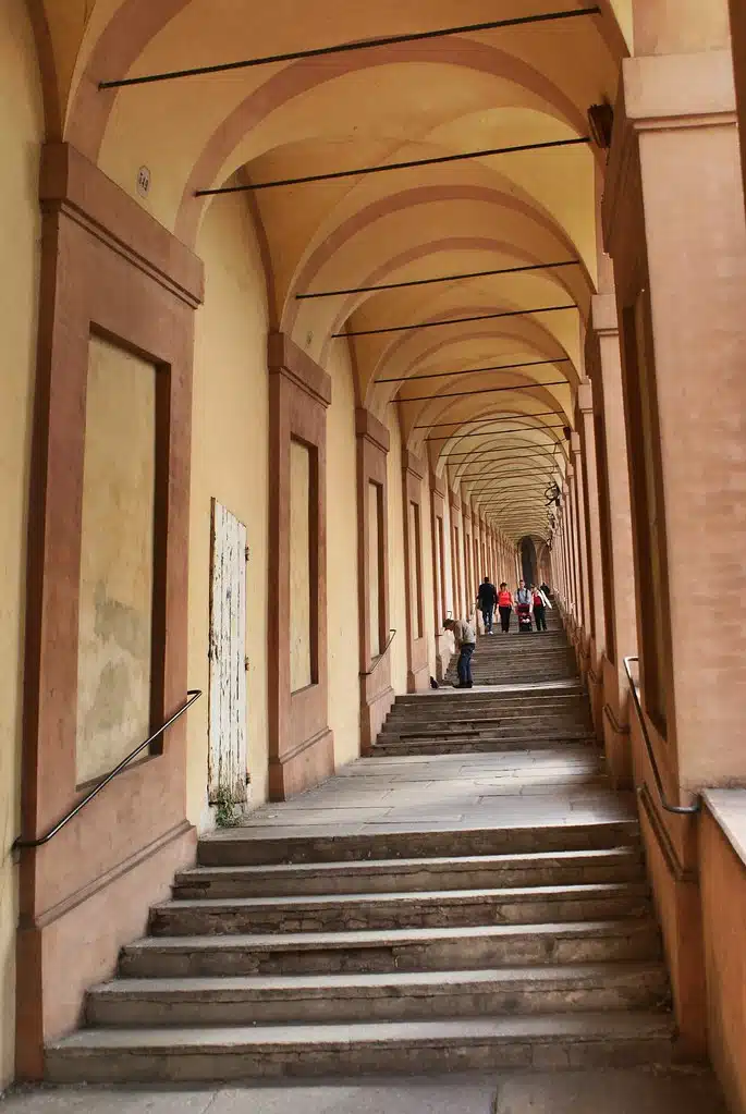 Portiques menant au sanctuaire de San Luca de Bologne dans la partie « ascension ».