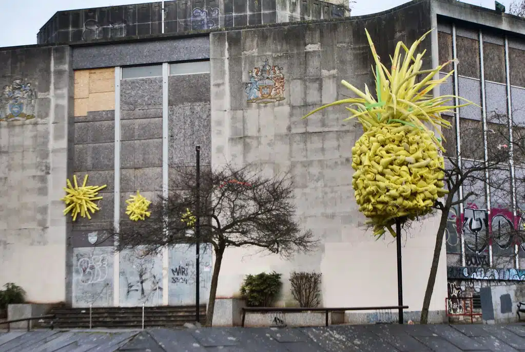 Dans la catégorie « Photo avec un ananas », voici un vieux bâtiment municipal abandonné du centre.
