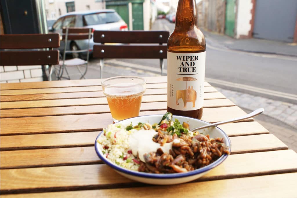 Petite salade + bière au The Bristolian à Bristol. Wiper and True est brassé 400 mètres plus bas.