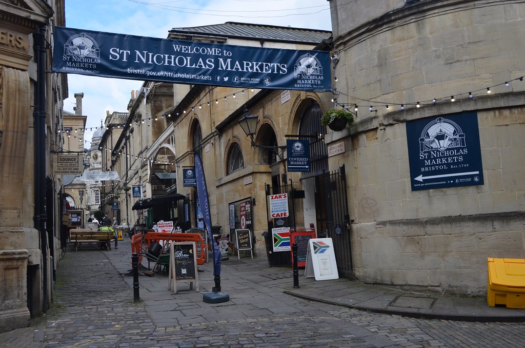 Saint Nicholas market : Libraires, disquaires, tshirts, cristaux… avec des cafés et de la street food.