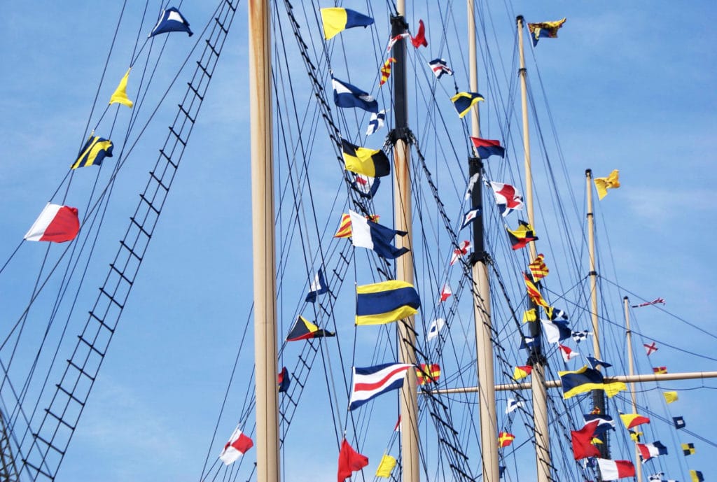 Fanions et drapeaux du bateau SS Great Britain de Brunel à Bristol.