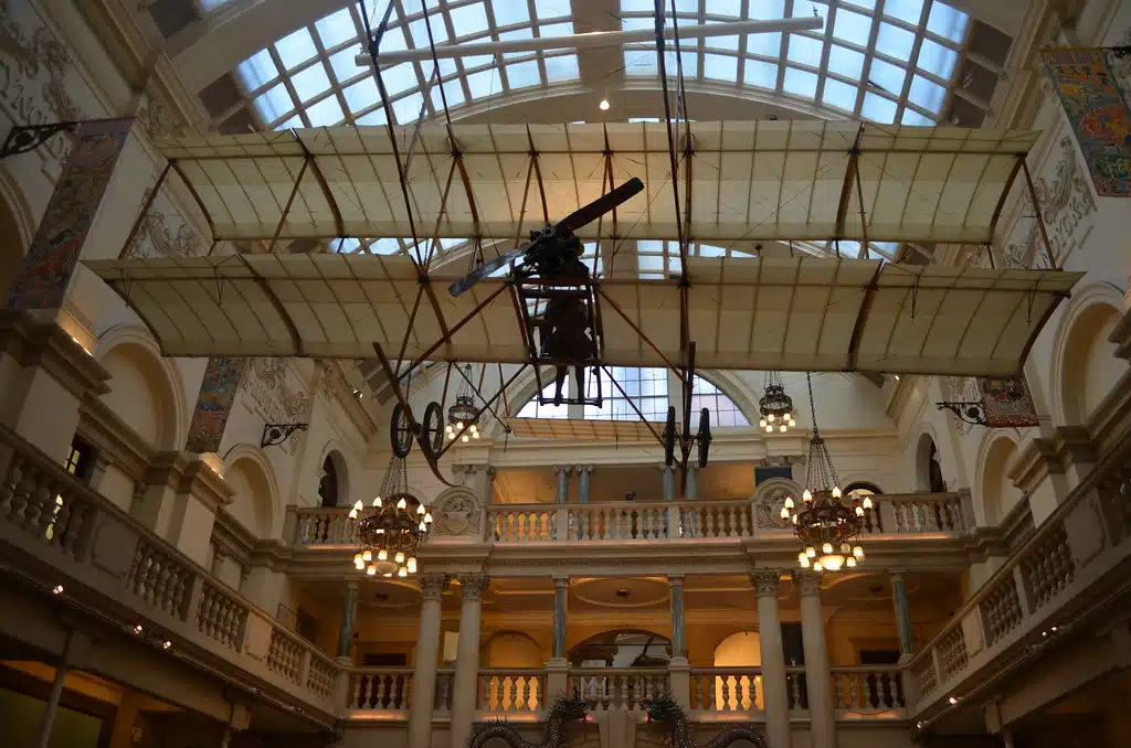 Un des premiers modèles d’avions suspendu dans la cour du musée de Bristol.