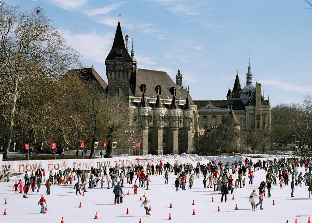 Chateau de Vajdahunyad à Budapest avec la patinoire géante en hiver – Photo de User:Themightyquill