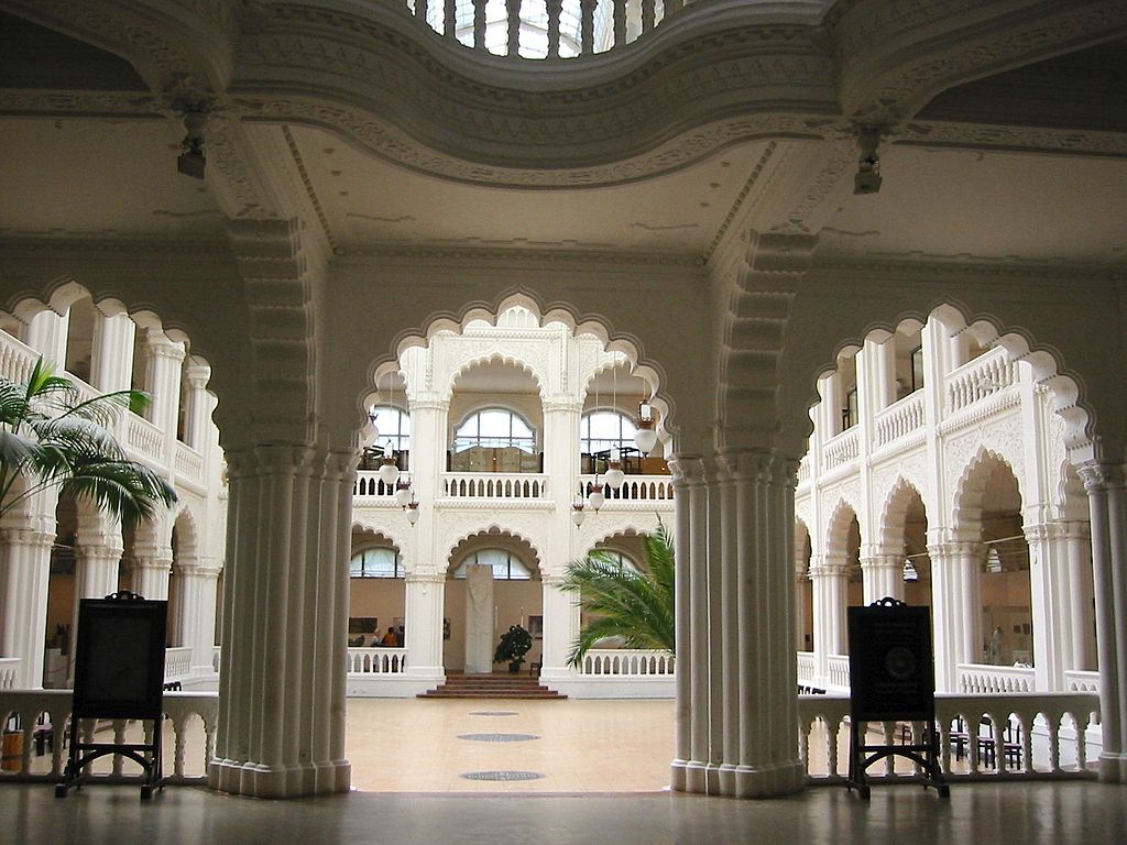 Cour du musée d'arts décoratifs de Budapest - Photo de Thaler.