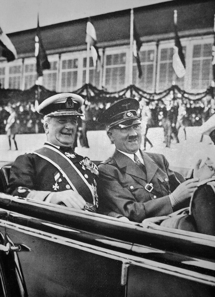 Le Maréchal Horty et Adolf Hitler en 1938. La Hongrie était un pays allié de l’Allemagne nazie et menait elle aussi une politique autoritaire, militariste, anticommuniste et antisémite.