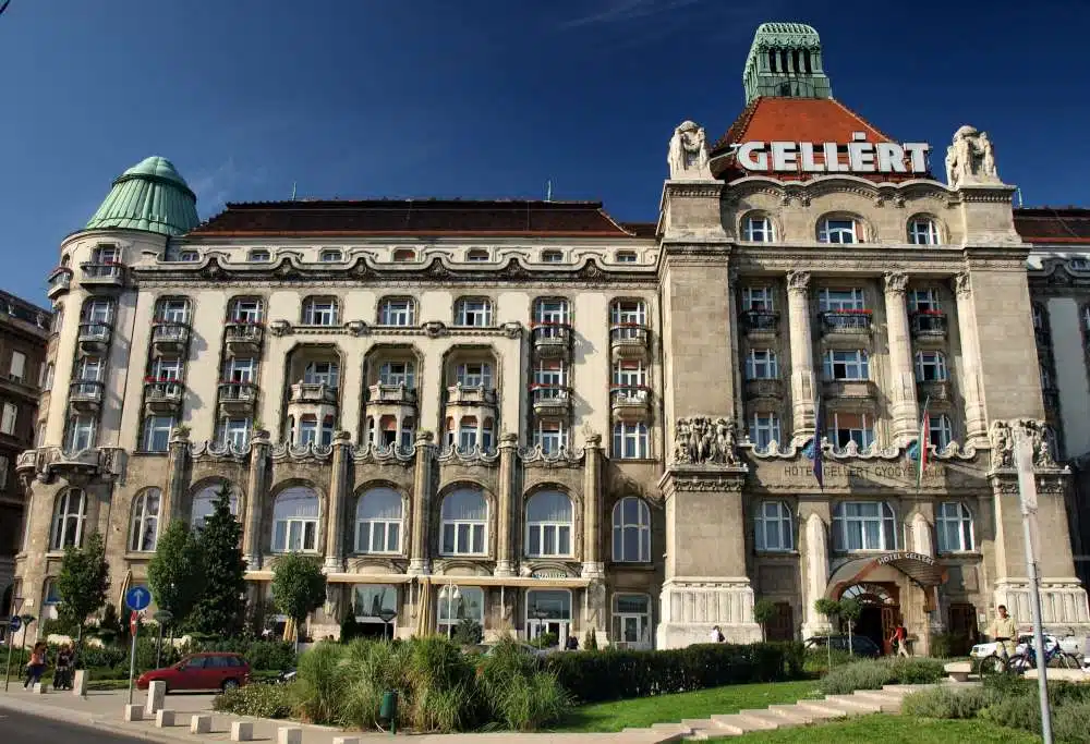 Façade de l’hôtel Gellert à Budapest sur le Danube – Photo de Misibacsi