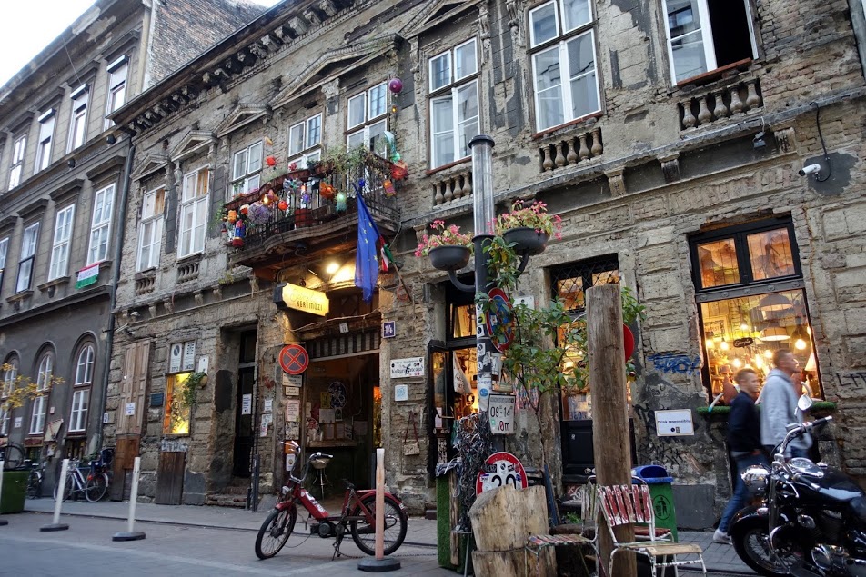 Façade de la Szimpla Kert à Budapest – Photo de Thaler Tamas