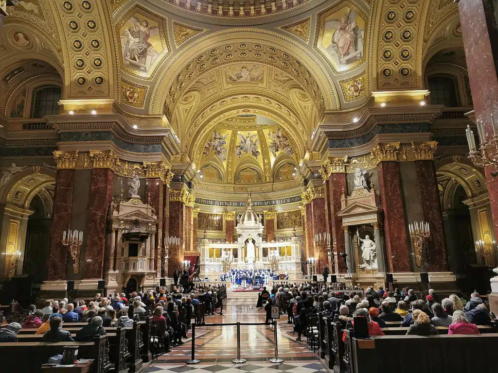 A l'intérieur de la Basilique Saint Etienne à Budapest - Photo de Elekes Andor - Licence ccby 4.0