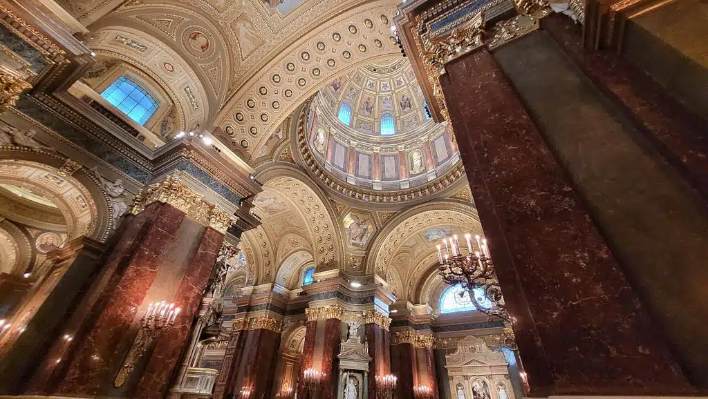 A l'intérieur de la Basilique Saint Etienne à Budapest - Photo de Nabbegat - Licence ccby 4.0
