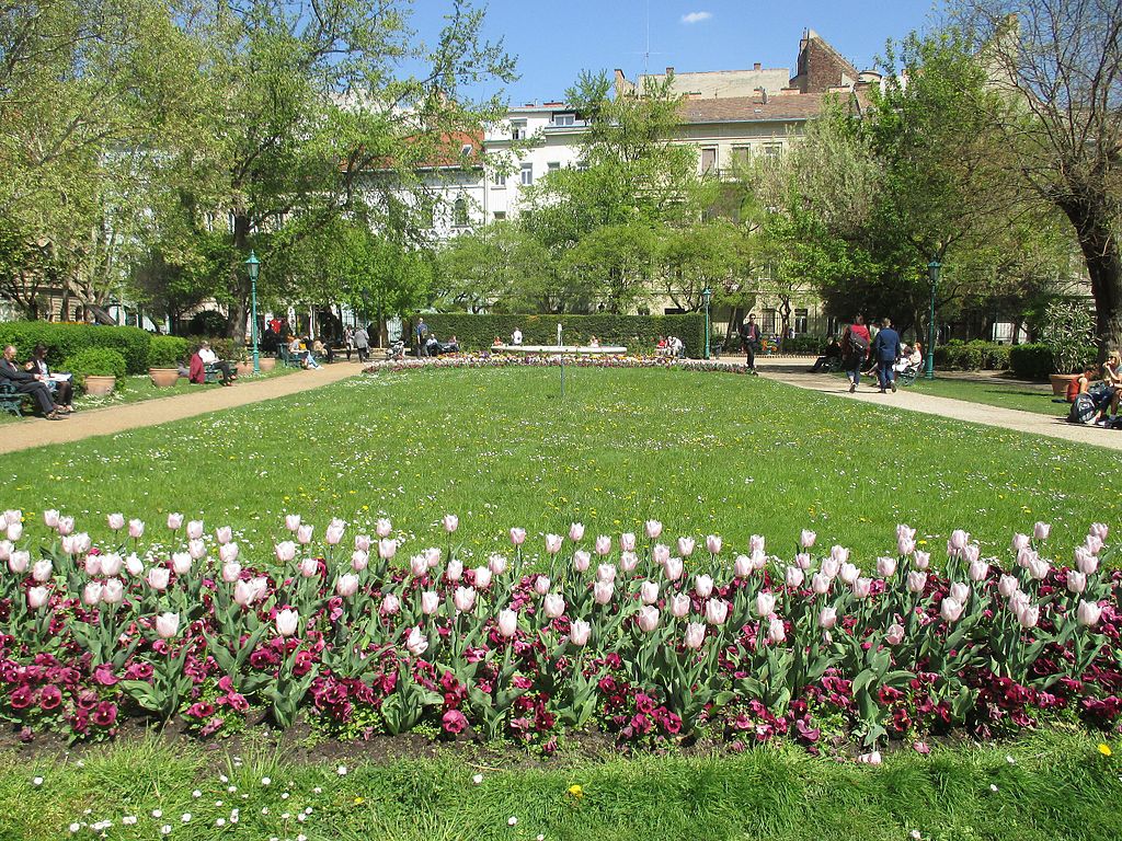 Charmant jardin du centre de Budapest : Károlyi kert - Photo de Hujber Tünde
