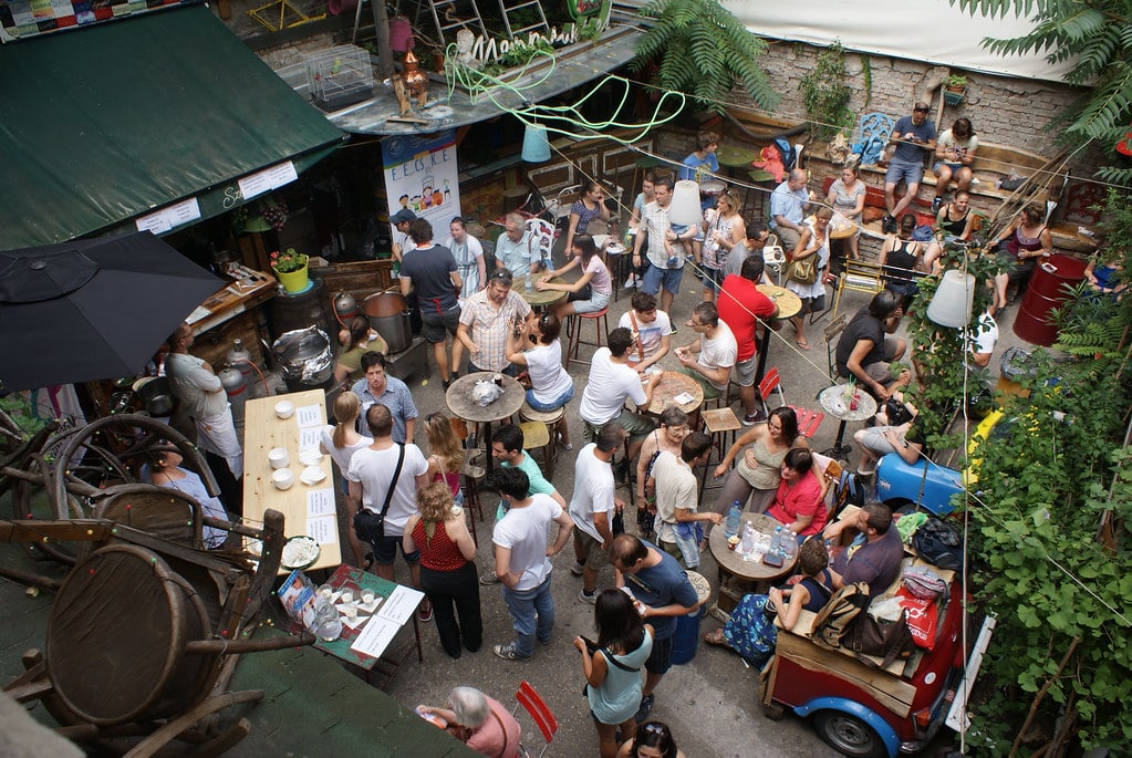 Bar Szimpla Kert à Budapest : Un bon endroit pour découvrir des bières et une ambiance assez unique.