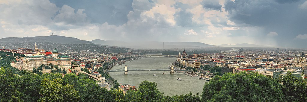 Vue depuis le mont Gellert sur Buda, le Danube et Pest. Photo de Mmullie-WMF