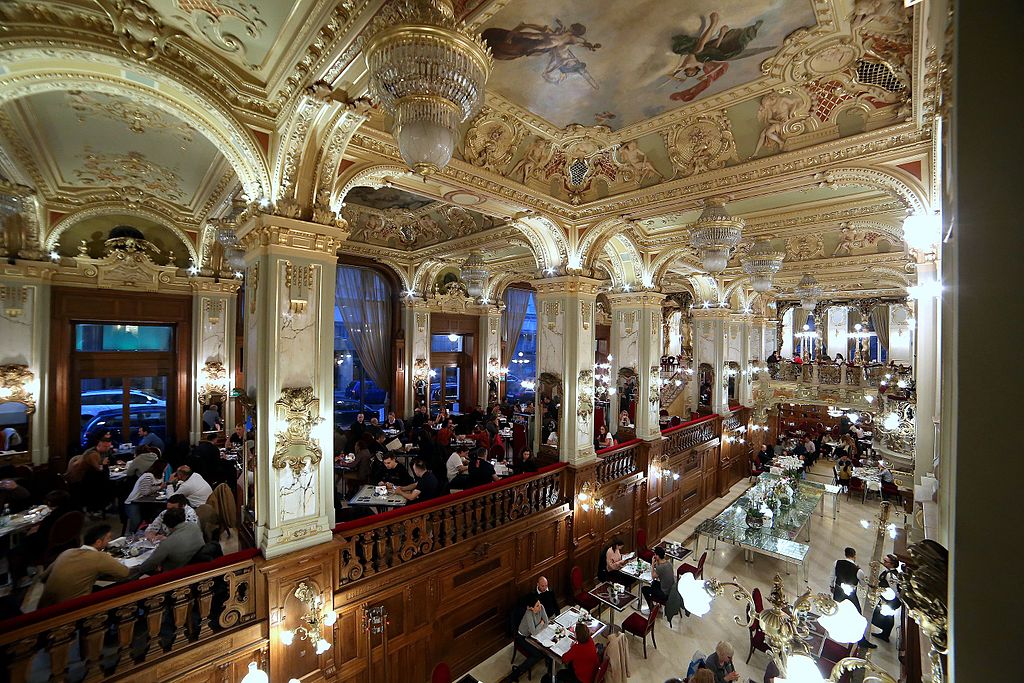 Café néo-baroque New York palace et son café à Budapest – Photo de Thaler Tamas