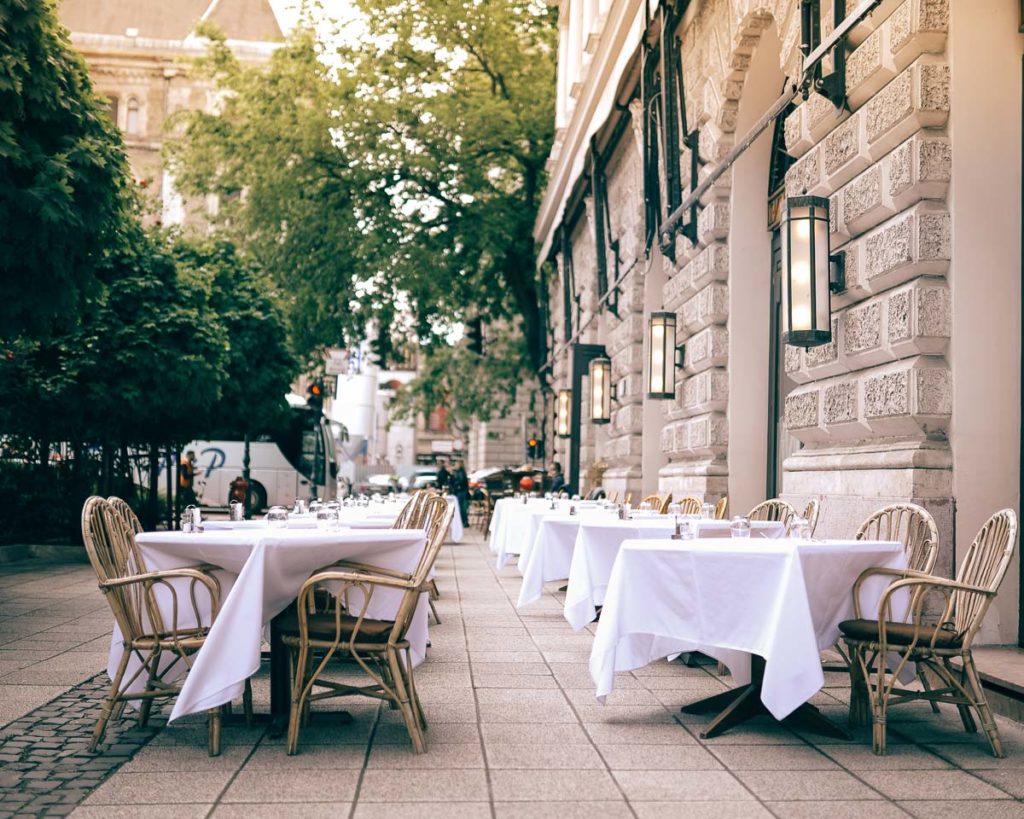 Terrasse d'un café restaurant à Budapest - Photo d'Angelo Pantazis