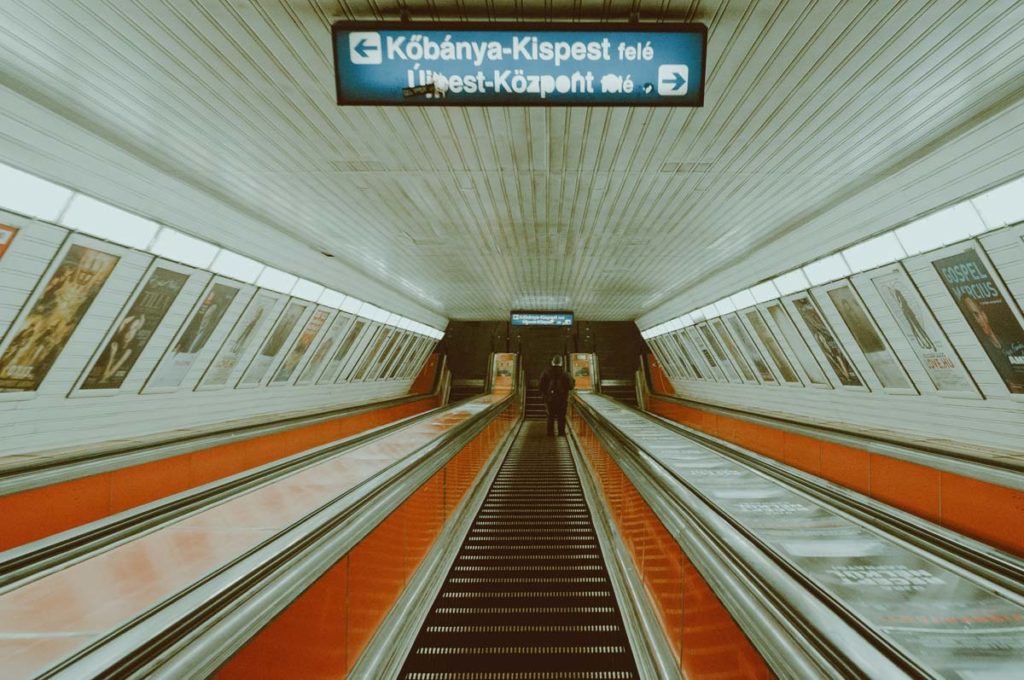 Ambiance 2001 Odysée de l'espace : Se déplacer à Budapest en métro - Photo de Nguyen Minh