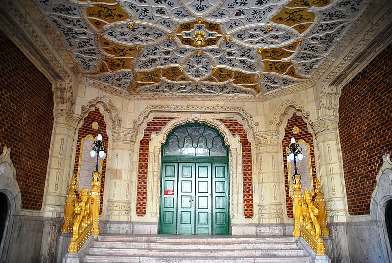 Entrée dans le musée d'arts decoratifs à Budapest - Photo d'Anna Schwelung.