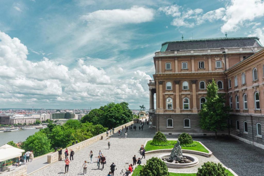 Dans la cour de la Galerie Nationale de Budapest sur la colline de Buda - Photo de Nicolas Perondi