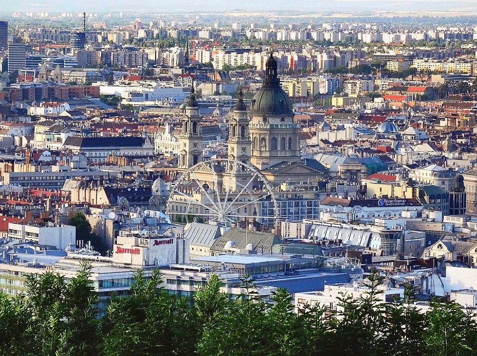 Vue sur le quartier de Pest à Budapest avec la Basilique de Saint Etienne au premier plan.