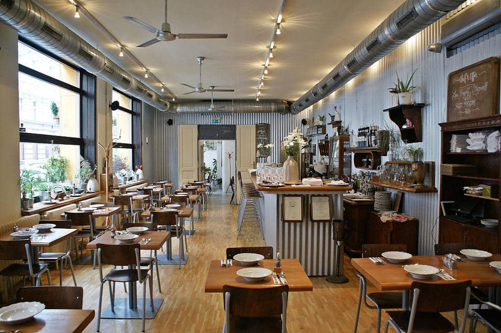 Dans le restaurant Getto Gulyas à Budapest.