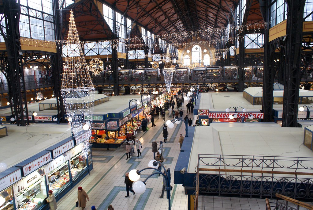 Decoration de fêtes dans les grandes Halles centrales de Budapest.