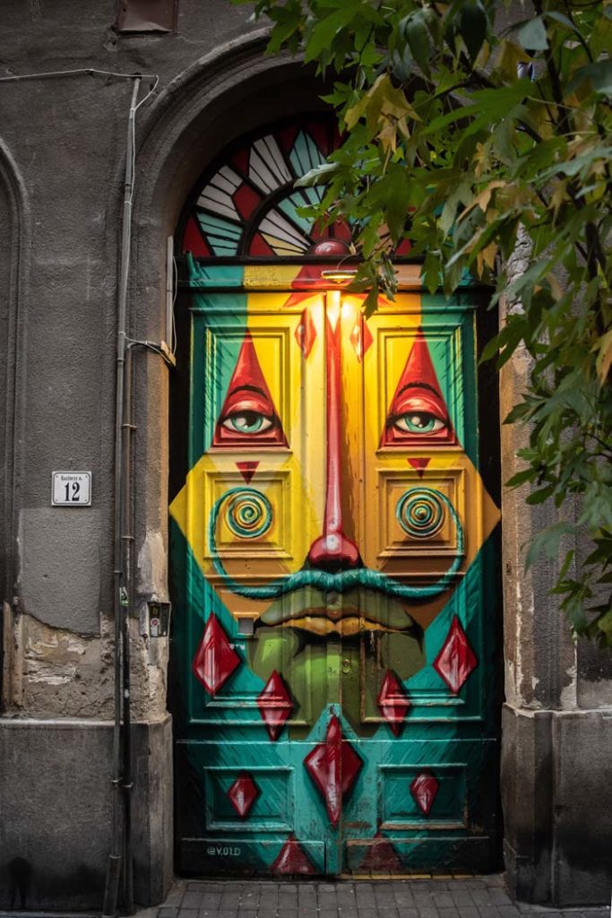 Street art sur une porte de Budapest - Photo d'Elcarito